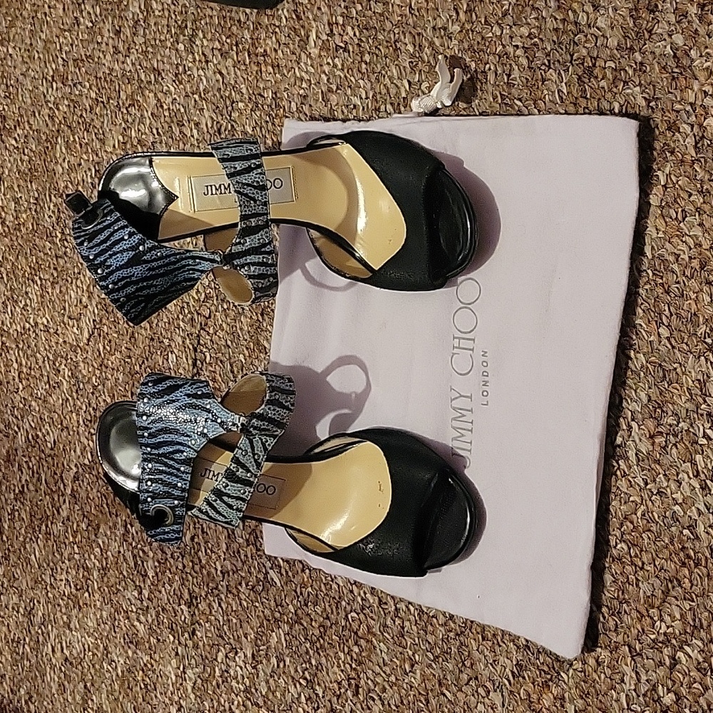 Beautiful Jimmy Choo heels in really good condition!!!